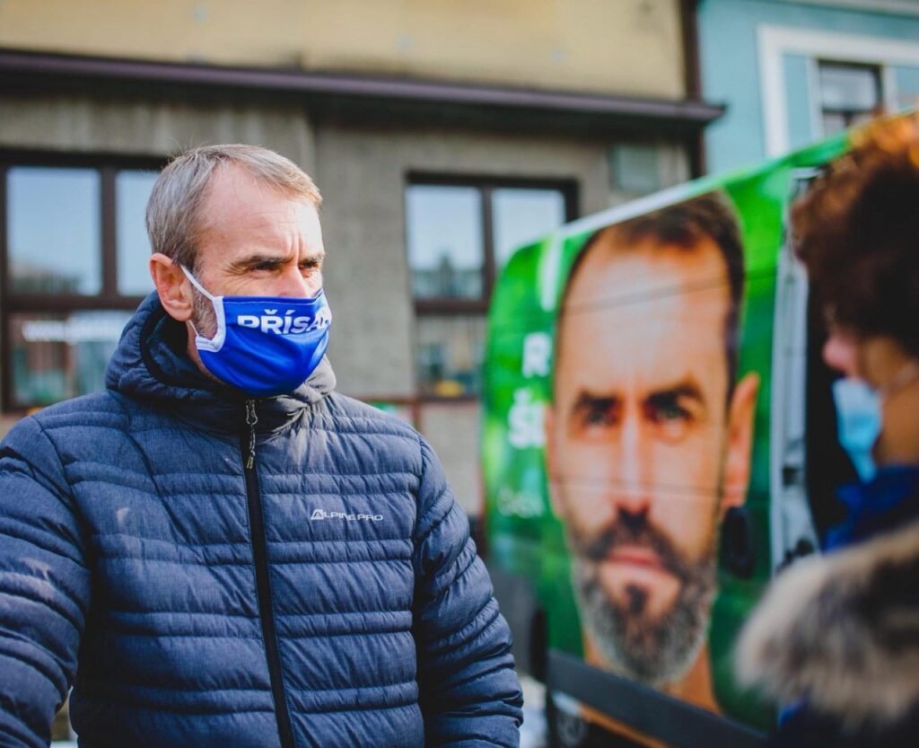 Proč stát nakupuje čínské respirátory