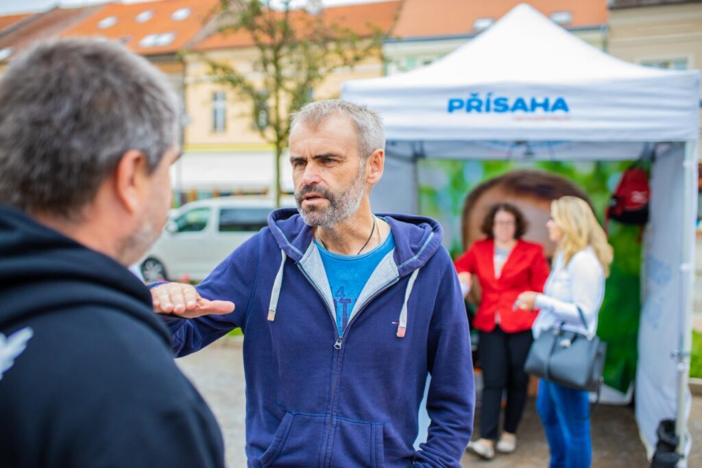 Fialův deštník má hodně děr!
