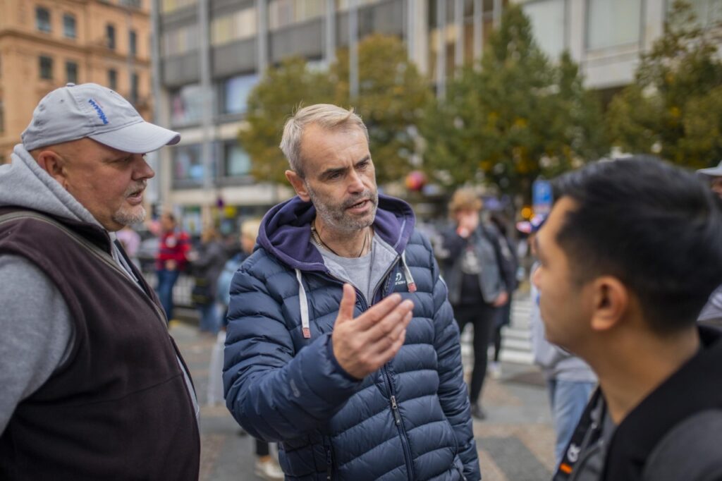 Tisíce pošťáků skončí letos na dlažbě, jejich šéfové si ale na své milionové platy sáhnout nenechají