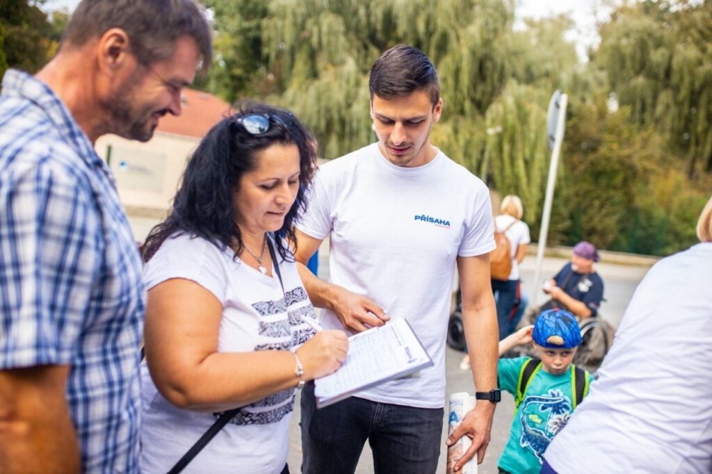Pojďte s námi! Odevzdáváme petici za prověření covidových zakázek