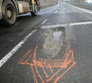 Díra v silnici